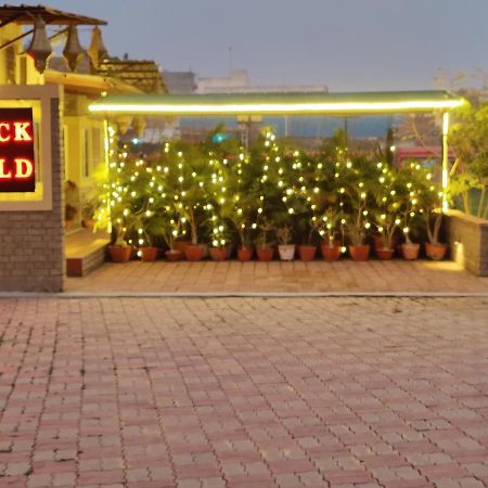 Brick Field Hotel Váránaszi Kültér fotó
