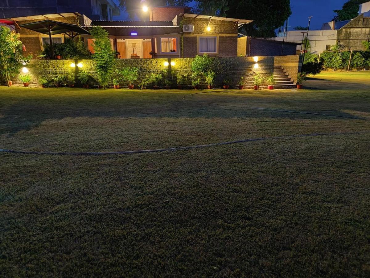 Brick Field Hotel Váránaszi Kültér fotó