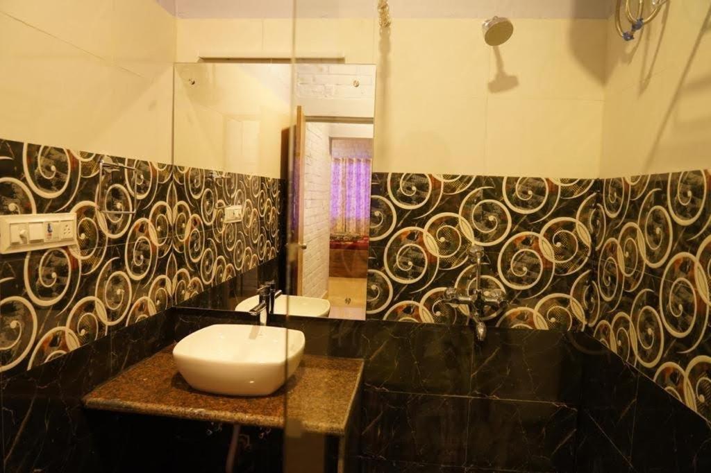 Brick Field Hotel Váránaszi Kültér fotó