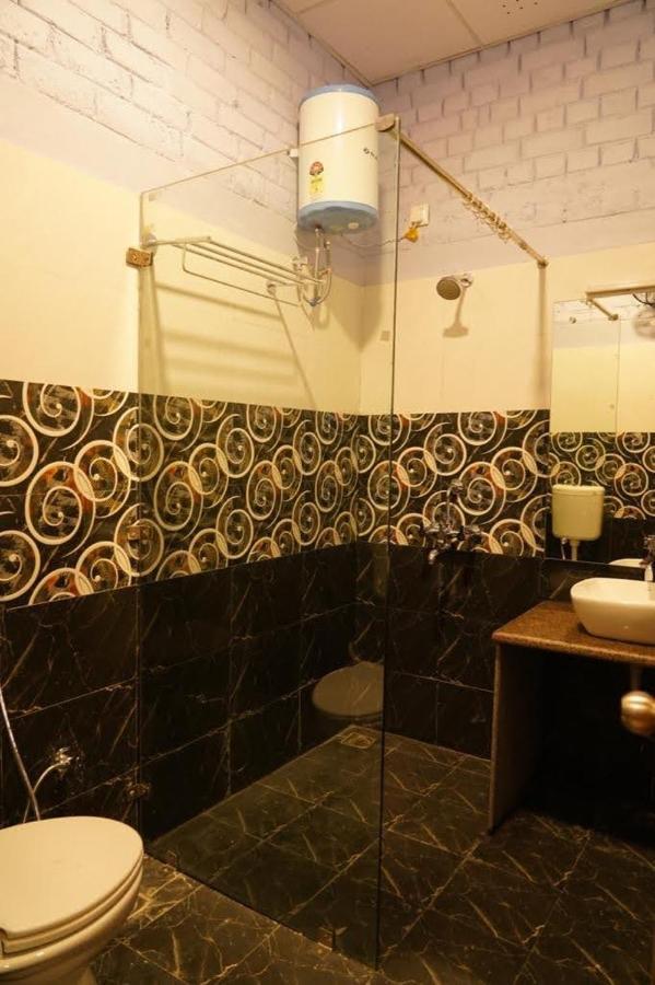 Brick Field Hotel Váránaszi Kültér fotó