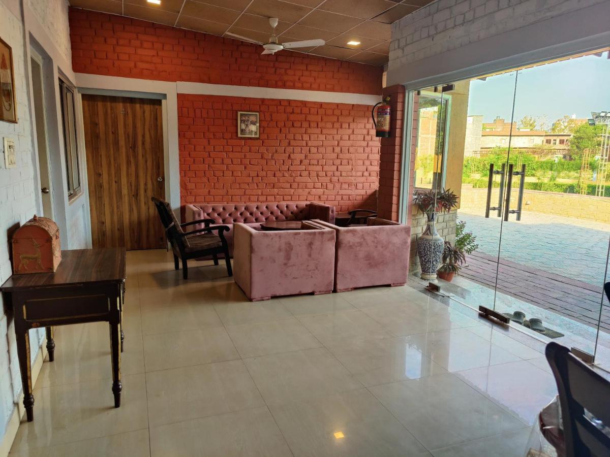 Brick Field Hotel Váránaszi Kültér fotó