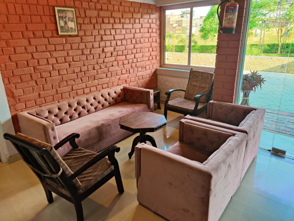 Brick Field Hotel Váránaszi Kültér fotó
