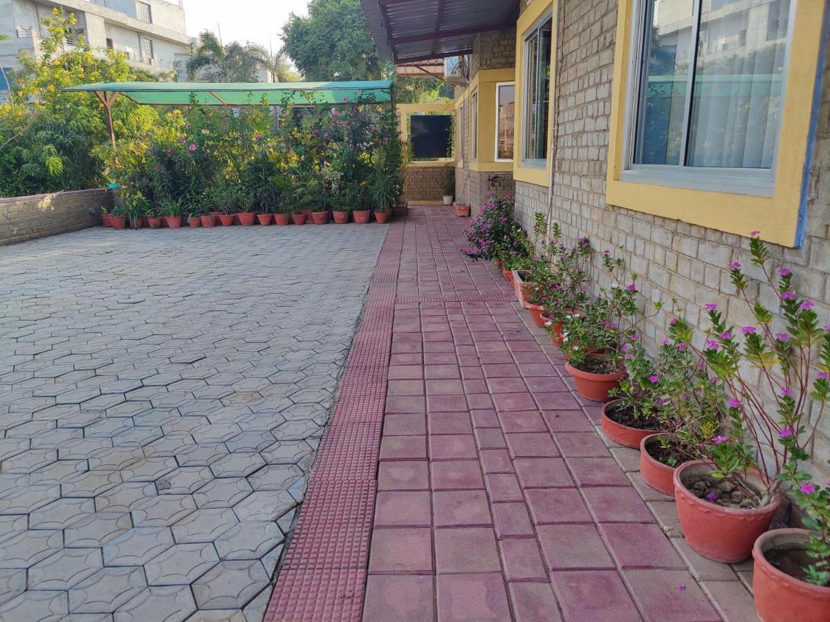 Brick Field Hotel Váránaszi Kültér fotó
