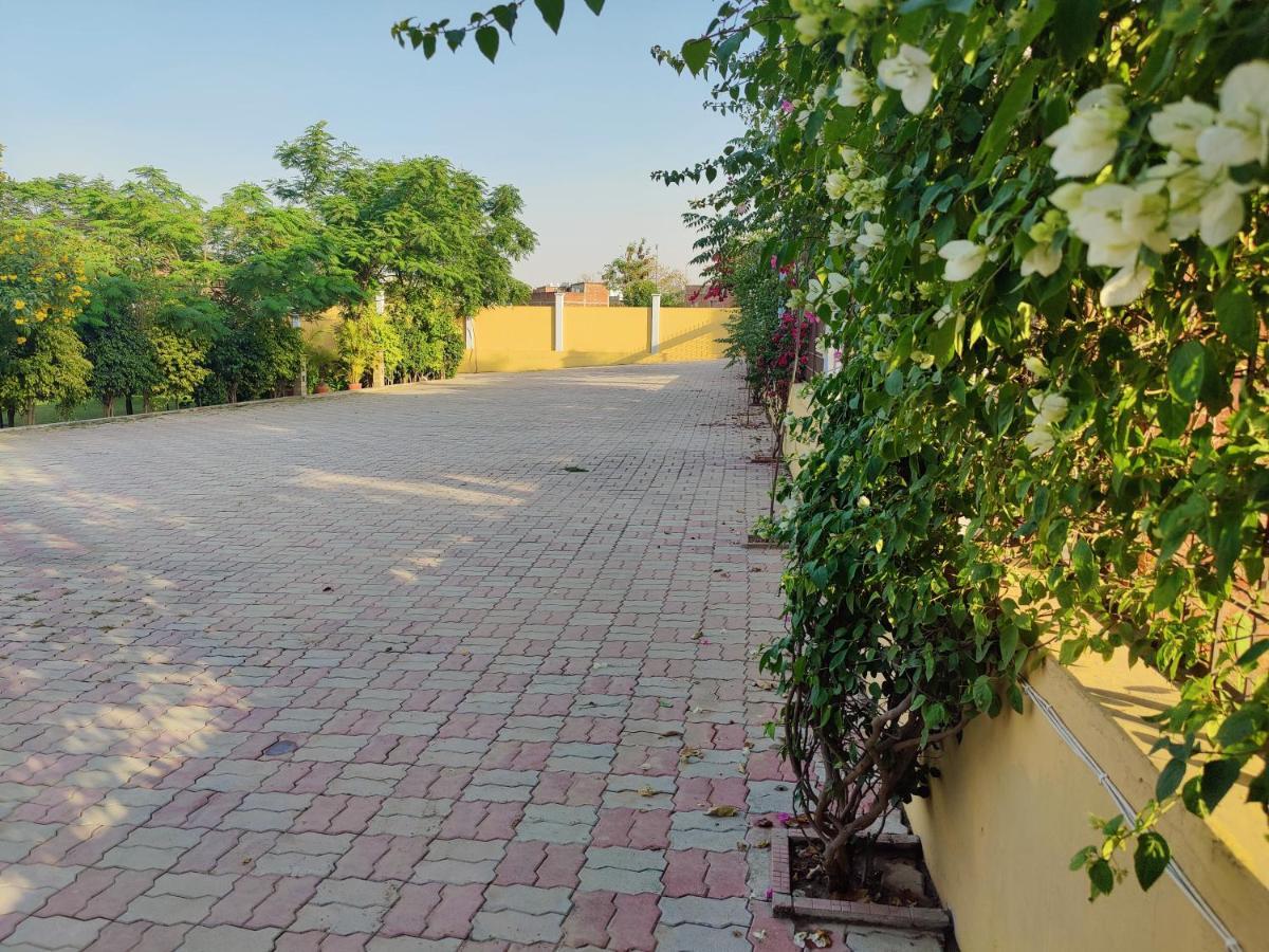 Brick Field Hotel Váránaszi Kültér fotó
